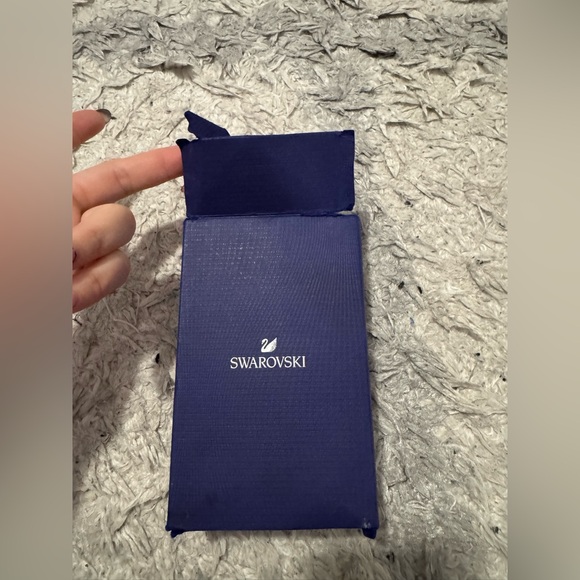 Swarovski Elegant Green and Silver Necklace - Picture 4 of 11